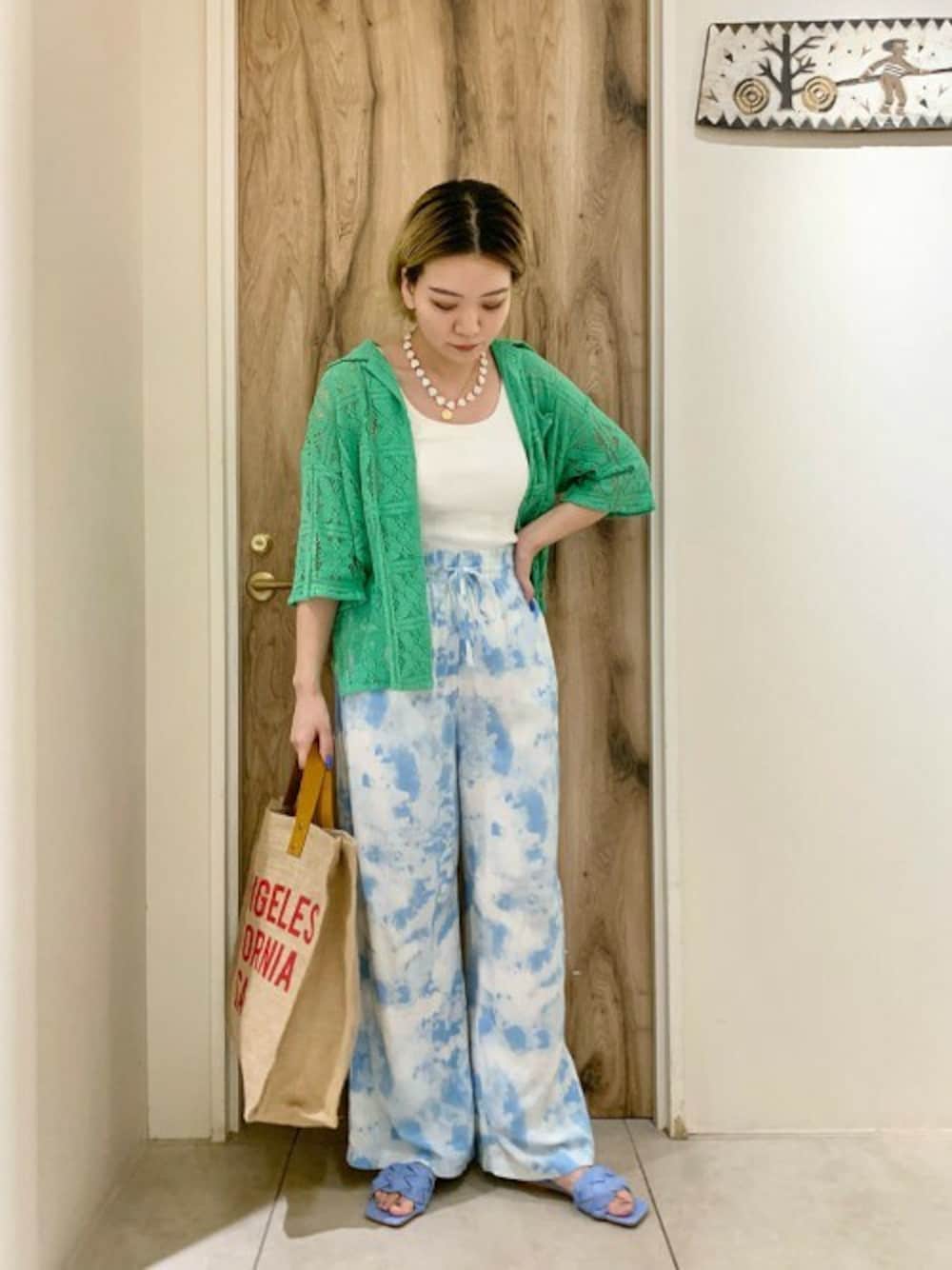 ホワイト系のタンクトップ、グリーン系のシャツ/ブラウス、レッド系のトートバッグを着用したレディースの夏コーディネートの1枚目の写真