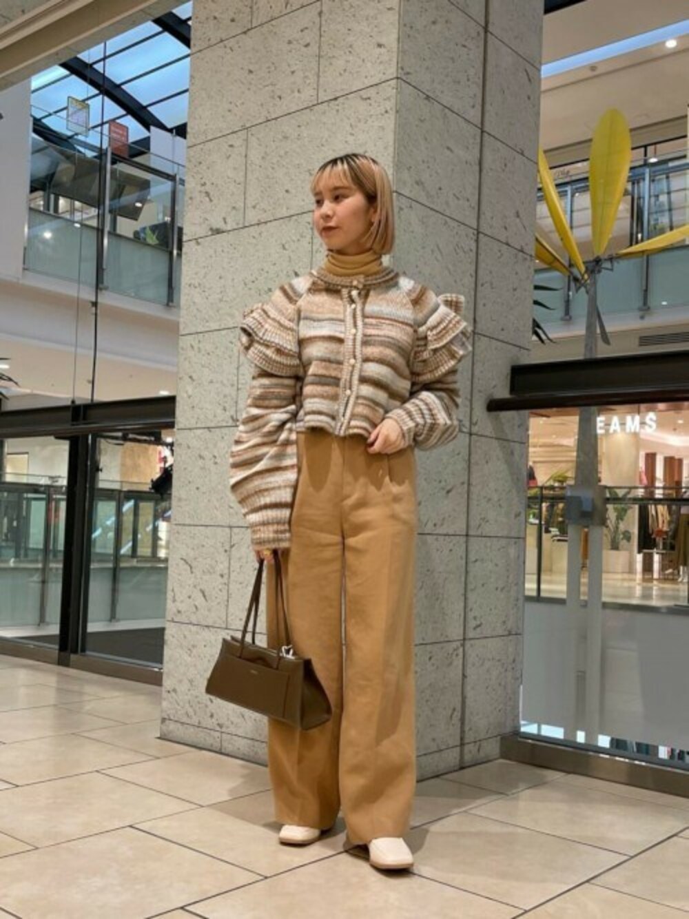 「カーディガン、カジュアル、ローファー、大人カジュアル、きれいめカジュアル、カジュアルコーデ、ROSE BUD、大人かわいい、mici、mag.byc」｜「ROSE BUDのスクエアトゥローファー（ローファー、ホワイト系）」を使った、ROSE BUD STAFFさん（レディース・158cm）の冬コーディネートの1枚目の写真