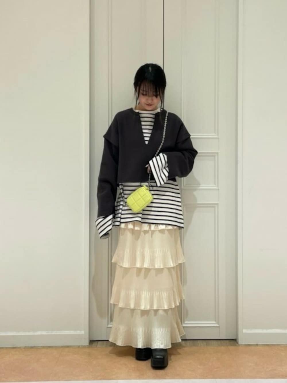 ホワイト系のTシャツ/カットソー、ブラック系のTシャツ/カットソー、ホワイト系のスカートを着用したレディースの冬コーディネートの1枚目の写真