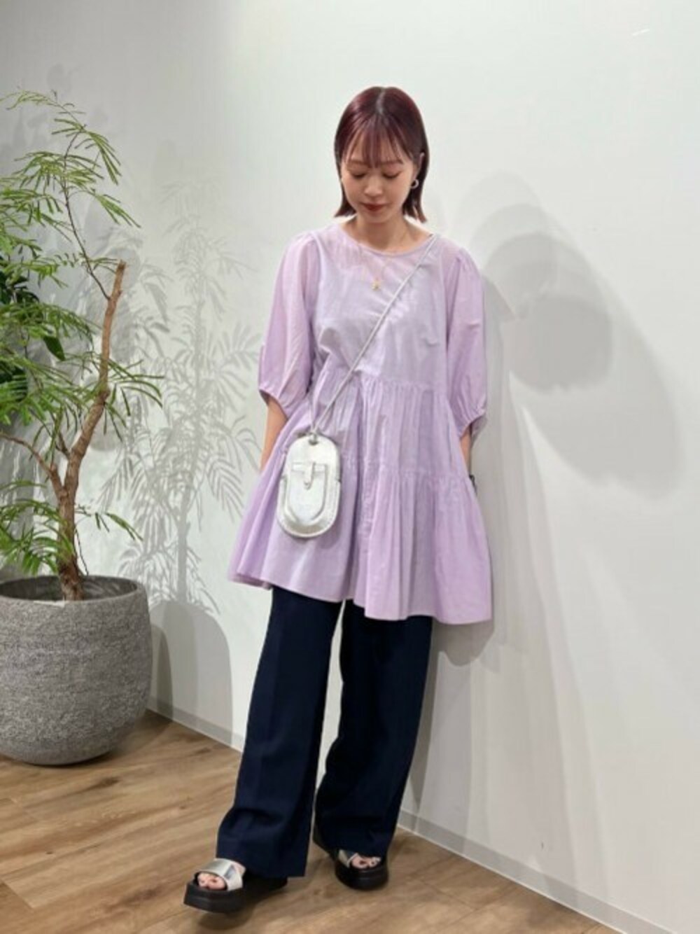 ブルー系のシャツ/ブラウス、ブルー系のその他パンツ、シルバー系のスマホケース/カバーを着用したレディースの春コーディネートの1枚目の写真