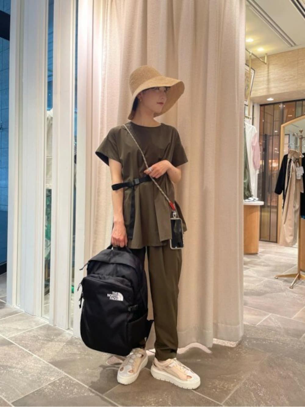 「カジュアル、大人カジュアル、THE NORTH FACE、春コーデ、夏コーデ、カジュアルコーデ、スポーツサンダル、ROSE BUD、THOUSAND MILE、GENE HEAVENS」｜「THE NORTH FACEの(THE NORTH FACE)ボルターデイパック（バックパック/リュック、ブラック系）」を使った、ROSE BUD STAFFさん（レディース・157cm）の春コーディネートの1枚目の写真