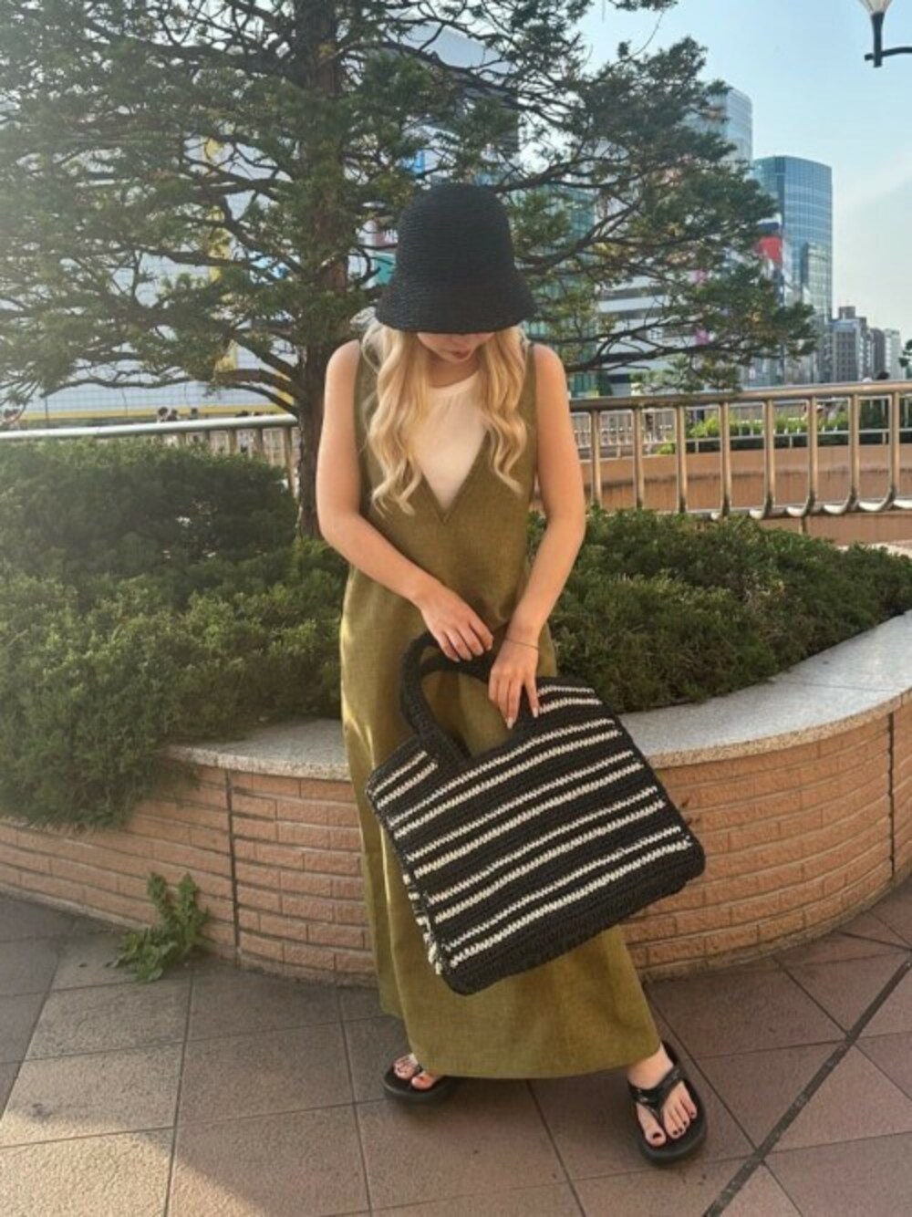「ワンピース、カジュアル、シンプル、シンプルコーデ、夏コーデ、低身長、カジュアルコーデ、ROSE BUD、大人かわいい、chignon 」｜「CHIGNONの(CHIGNON)<肩紐のみROSE BUD限定ブラックカラー>リネンライクフリンジキャミワンピース（ワンピース、グリーン系）」を使った、ROSE BUD STAFFさん（レディース・155cm）の春コーディネートの1枚目の写真