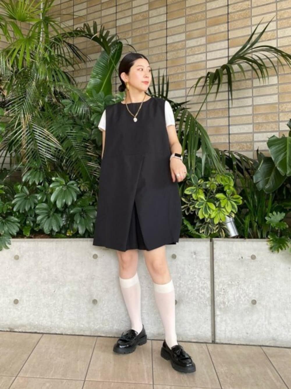 「シンプル、モノトーン、大人カジュアル、デート、ガーリー、シンプルコーデ、楽チンコーデ、夏コーデ、ROSE BUD、大人かわいい」｜「CHIGNONの(CHIGNON)ショート丈オールインワン（つなぎ/オールインワン、ブラック系）」を使った、ROSE BUD STAFFさん（レディース・162cm）の夏コーディネートの1枚目の写真