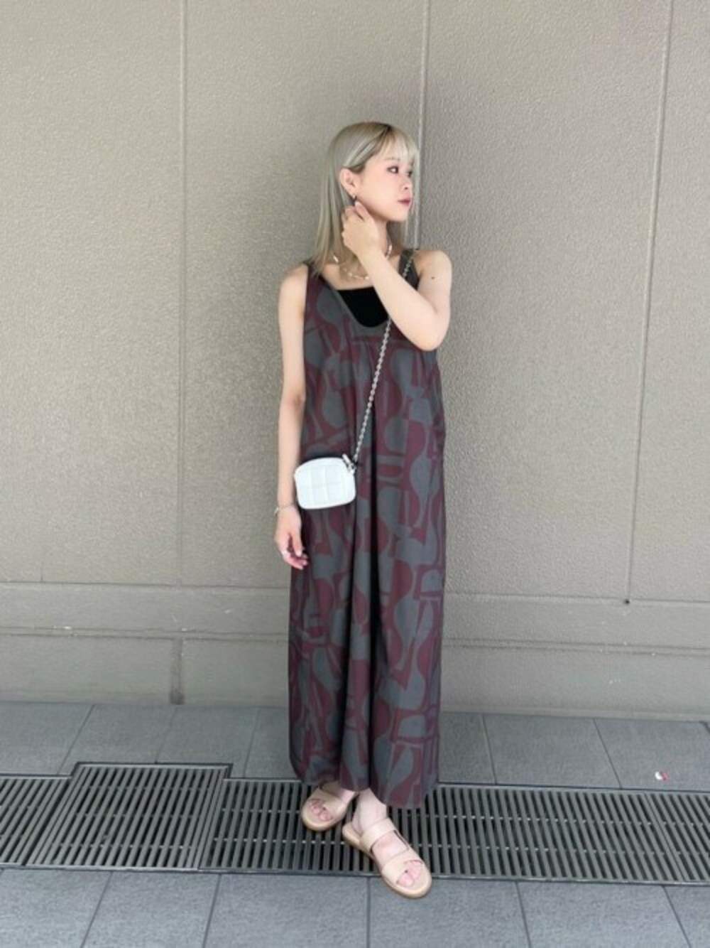 「カジュアル、シンプル、大人カジュアル、シンプルコーデ、夏コーデ、カジュアルコーデ、キャミワンピ、ROSE BUD、大人かわいい、chignon 」｜「KIWIの(KIWI)トングサンダル（サンダル、ベージュ系）」を使った、ROSE BUD STAFFさん（レディース・155cm）の夏コーディネートの1枚目の写真