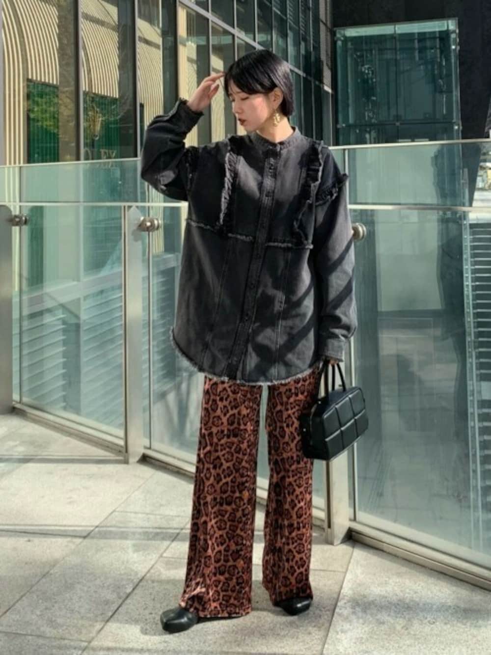 ブラウン系のその他パンツ、ブラック系のボストンバッグ、ブラック系のブーツを着用したレディースの冬コーディネートの1枚目の写真