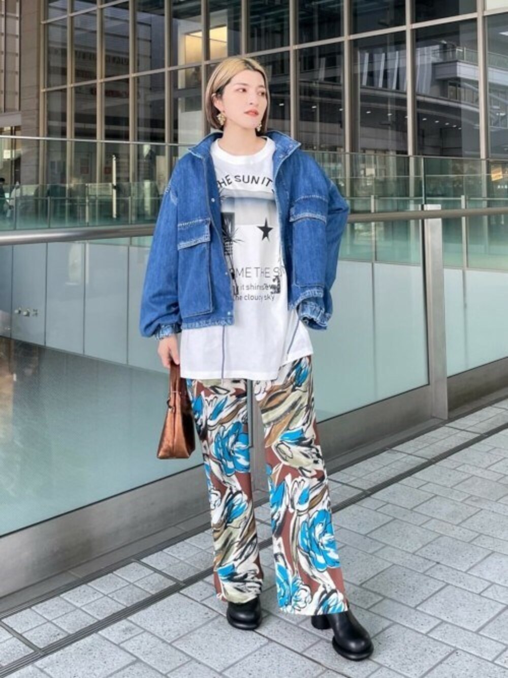 ブラウン系のショルダーバッグ、ブラック系のサンダル、ブラウン系のその他パンツを着用したレディースの冬コーディネートの1枚目の写真