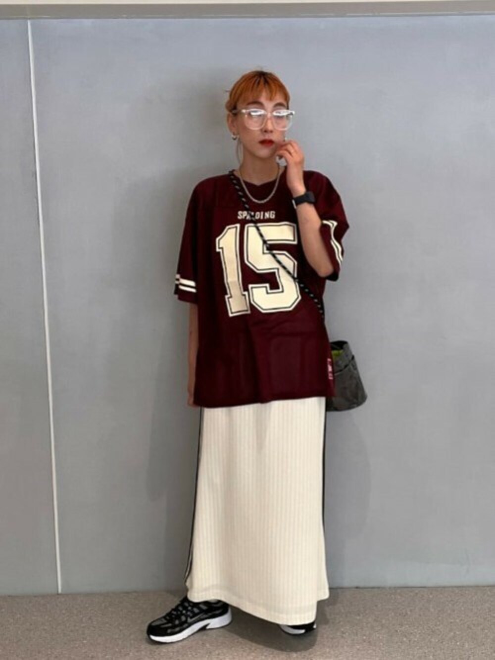 「スニーカー、カジュアル、NIKE、大人カジュアル、春コーデ、夏コーデ、ローズバッド、ROSE BUD、高身長女子、CREOLME」｜「SPALDINGの(SPALDING)<ROSE BUD別注>ゲームシャツ（Tシャツ/カットソー、レッド系）」を使った、ROSE BUD STAFFさん（レディース・165cm）の春コーディネートの1枚目の写真