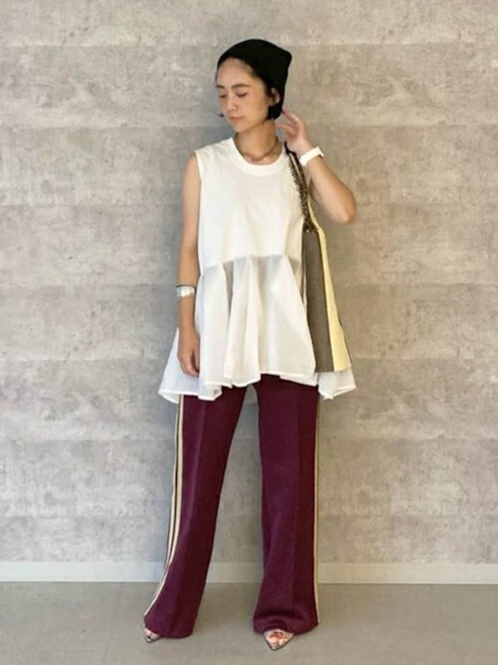 ブラック系のショルダーバッグ、ホワイト系のタンクトップ、レッド系のその他パンツを着用したレディースの夏コーディネートの1枚目の写真