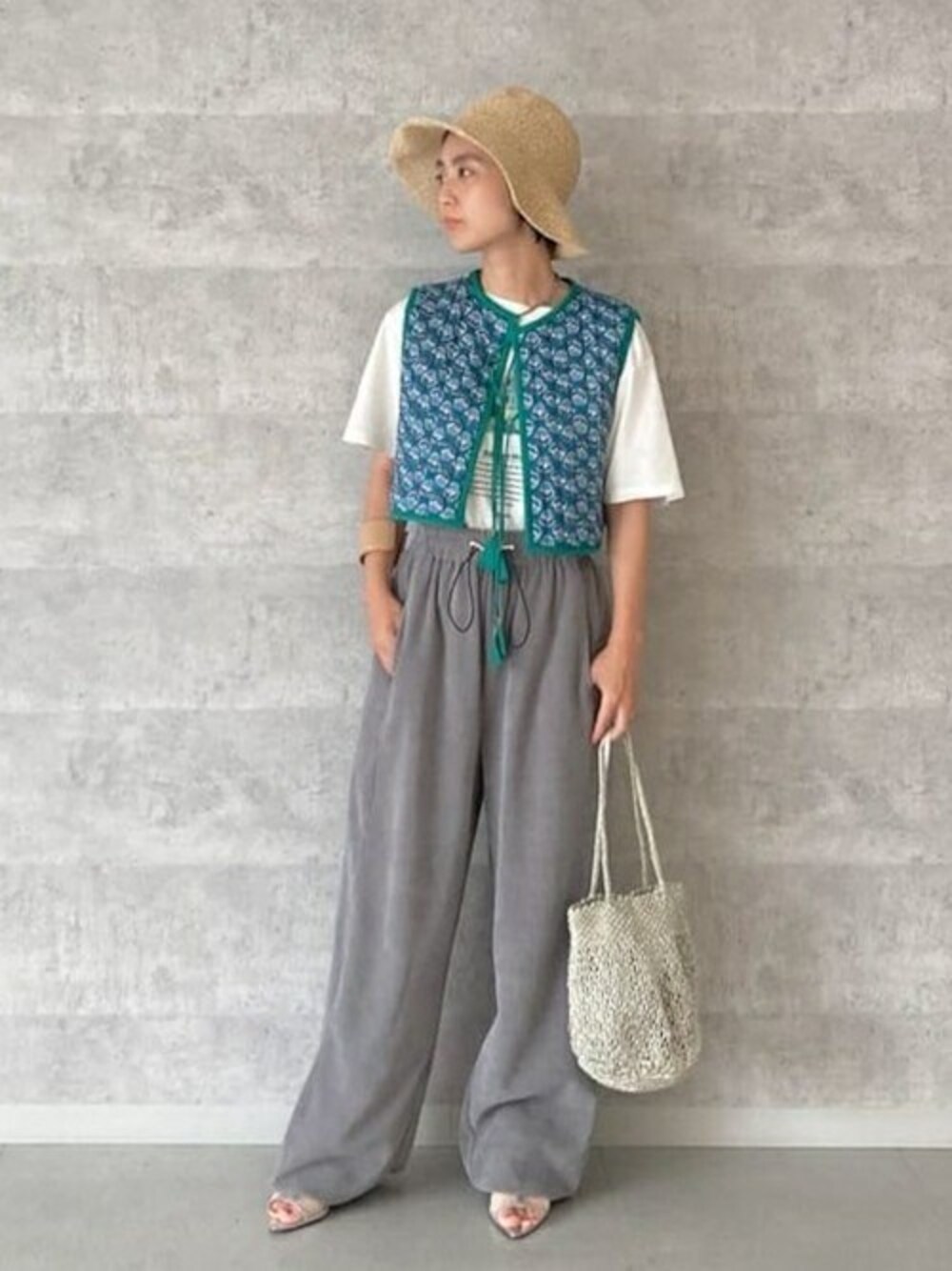 「シンプル、大人カジュアル、フラワープリント、シンプルコーデ、夏コーデ、低身長、ローズバッド、ROSE BUD、大人かわいい、CREOLME」｜「Oddsの(odds)プレーンリボンハット（ハット、ベージュ系）」を使った、ROSE BUD STAFFさん（レディース・154cm）の夏コーディネートの1枚目の写真