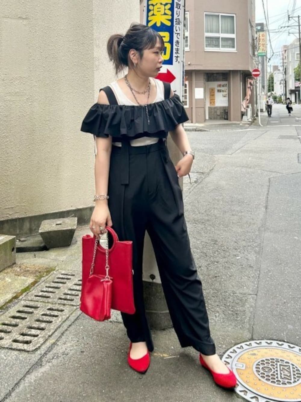 「シンプル、モノトーン、大人カジュアル、きれいめカジュアル、モノトーンコーデ、夏コーデ、ローズバッド、ROSE BUD、差し色コーデ、chignon 」｜「ROSE BUDのフリルビスチェ（ベスト、ブラック系）」を使った、ROSE BUD STAFFさん（レディース・166cm）の夏コーディネートの1枚目の写真