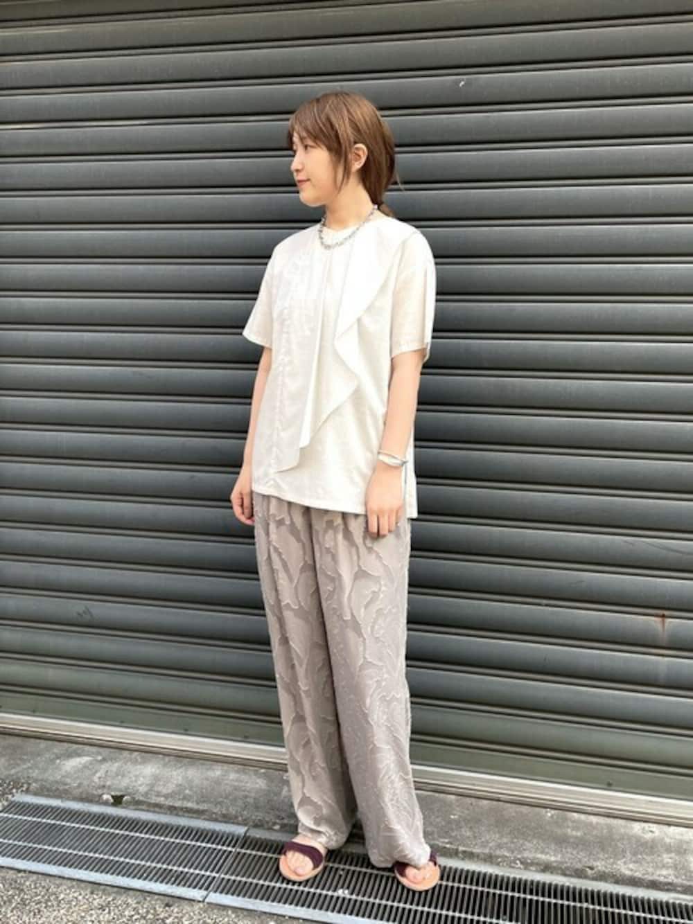 「ワイドパンツ、フレア、ペイズリー、モード、きれいめカジュアル、春コーデ、夏コーデ、ジャガードパンツ、淡色コーデ、高身長コーデ」｜「FIL DE FERのペイズリーカットJQ　イージーパンツ（その他パンツ、グレー系）」を使った、koba.さん（レディース・168cm）の春コーディネートの1枚目の写真