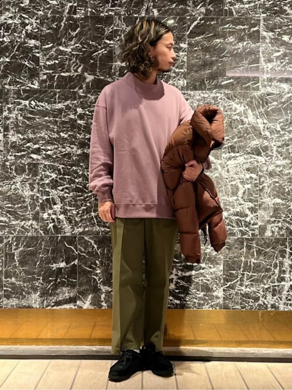 グリーン系のその他パンツ、ブラック系のその他シューズ、ピンク系のスウェットを着用したメンズの冬コーディネートの1枚目の写真