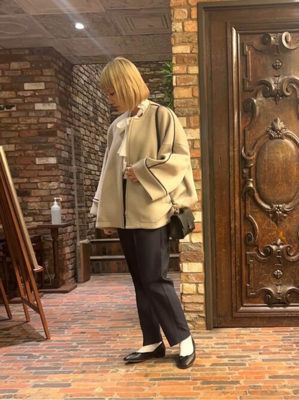 「ショルダーバッグ、スラックス、休日スタイル、春アウター、nano・universe、ボウタイブラウス、スクエアバッグ、春服みてみて」｜「NANO universeのLB.04/WEB限定 テックダンボールAラインバイカラーコート（ノーカラーコート、ベージュ系）」を使った、NANO universeさん（レディース・166cm）の春コーディネートの1枚目の写真