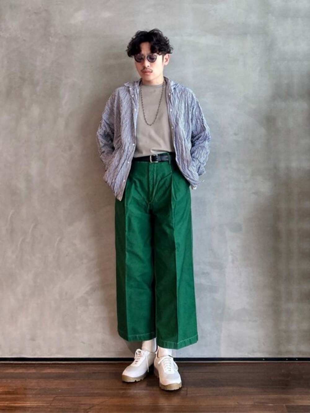 グレー系のTシャツ/カットソー、ブルー系のシャツ/ブラウス、グリーン系のカーゴパンツを着用したメンズの春コーディネートの1枚目の写真