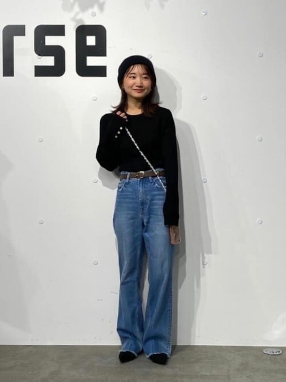 「ニット、デニム、パンプス、休日スタイル、nano・universe、hashibami、秋コーデ、HEALTHY DENIM、毛玉レスニット」｜「NANO universeの毛玉レスニットクルーネックリブプルオーバー（ニット/セーター、ブラック系）」を使った、NANO universeさん（レディース・151cm）の秋コーディネートの1枚目の写真