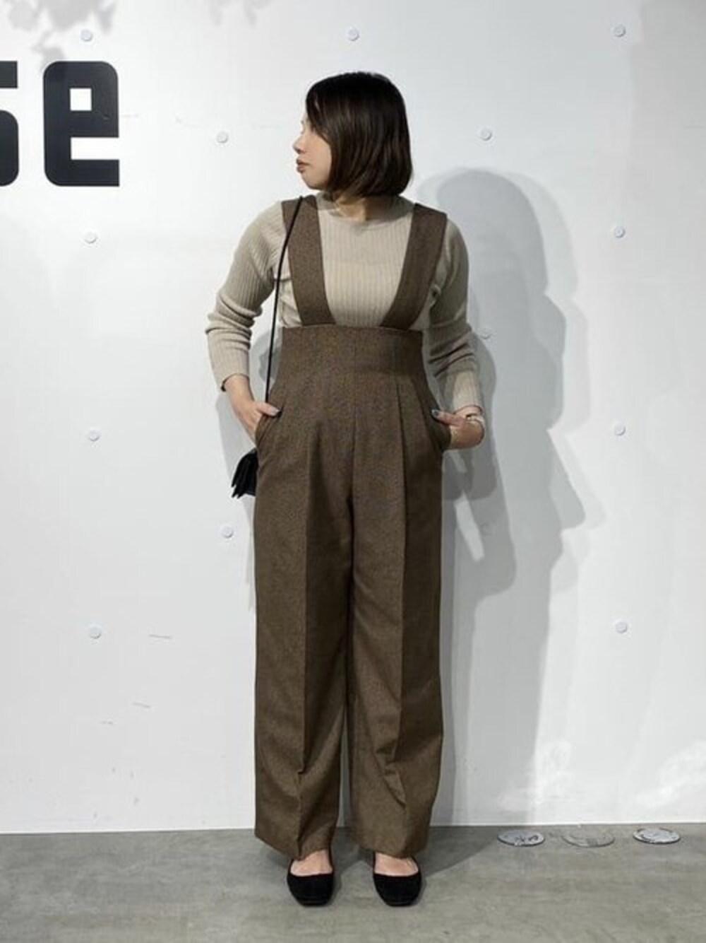 「ニット、パンプス、ショルダーバッグ、サロペット、ブラウン、nano・universe、きれいめカジュアル、ミニバッグ、秋コーデ、毛玉レスニット」｜「NANO universeの毛玉レスニットクルーネックリブプルオーバー（ニット/セーター、グレー系）」を使った、NANO universeさん（レディース・162cm）の秋コーディネートの1枚目の写真