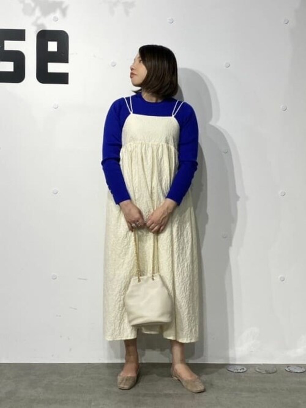 「ショルダーバッグ、ジャガード、レイヤードスタイル、休日スタイル、nano・universe、きれいめカジュアル、秋コーデ、AULENTTI、毛玉レスニット、カラー×コーデ」｜「NANO universeの毛玉レスニットクルーネックリブプルオーバー（ニット/セーター、ブルー系）」を使った、NANO universeさん（レディース・162cm）の秋コーディネートの1枚目の写真