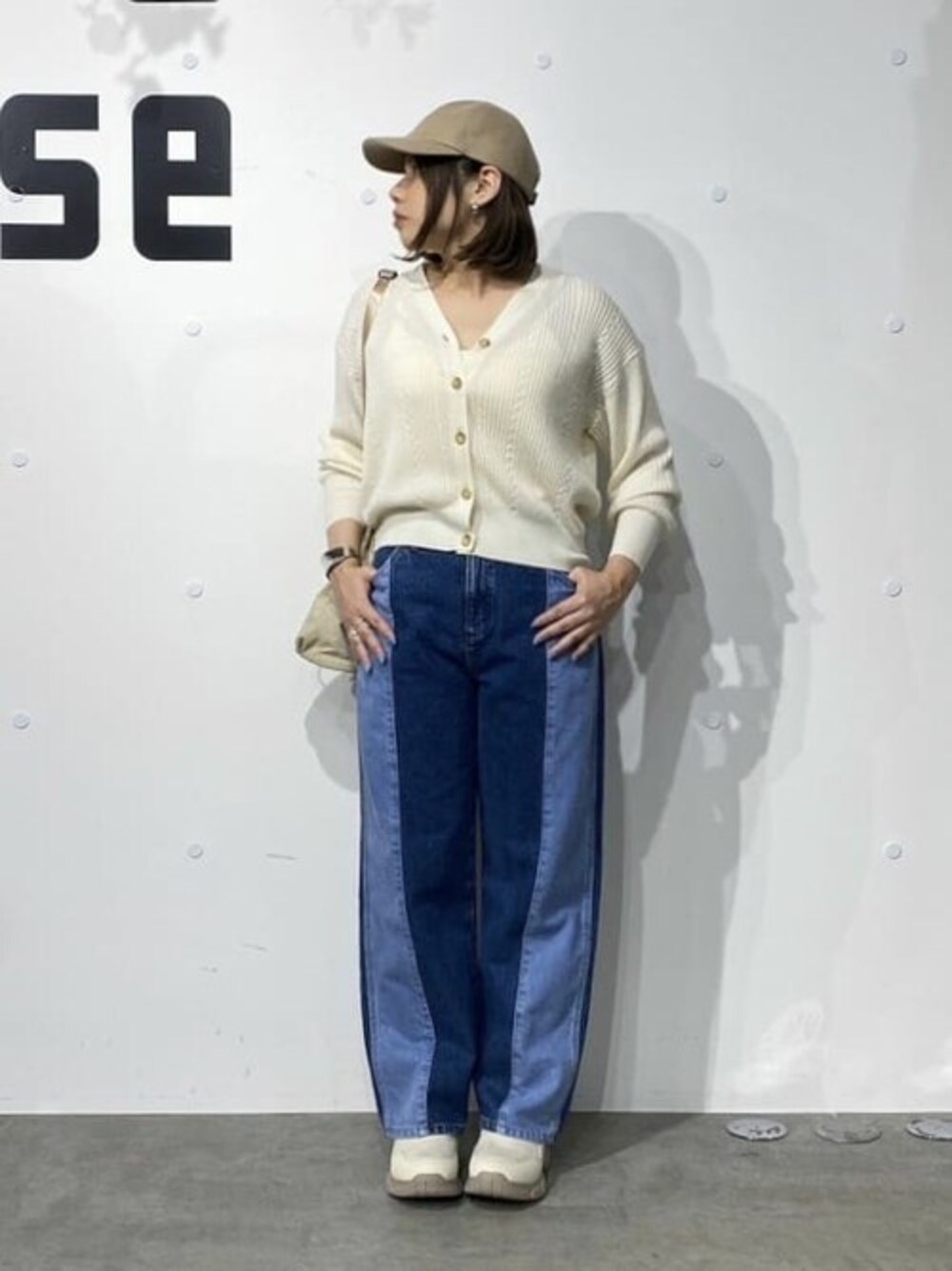 「カーディガン、デニム、ブーツ、キャップ、休日スタイル、nano・universe、Wrangler、SHAKA、秋コーデ、毛玉レスニット」｜「NANO universeの毛玉レスニットリブケーブルカーディガン（ニット/セーター、ホワイト系）」を使った、NANO universeさん（レディース・162cm）の秋コーディネートの1枚目の写真