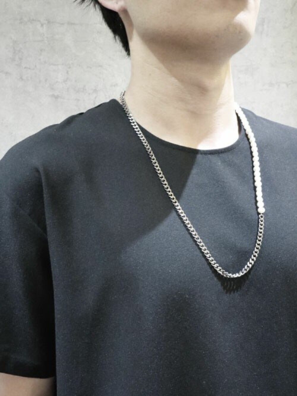 「ネックレス、アクセサリー、ジュエリー、かっこいい、ジェンダーレス、春のコーデ、and cloud、アンドクラウド」｜「and cloudのPearl Half Necklace（ネックレス、ブラック系）」を使った、and cloudさん（メンズ・180cm）の春コーディネートの1枚目の写真