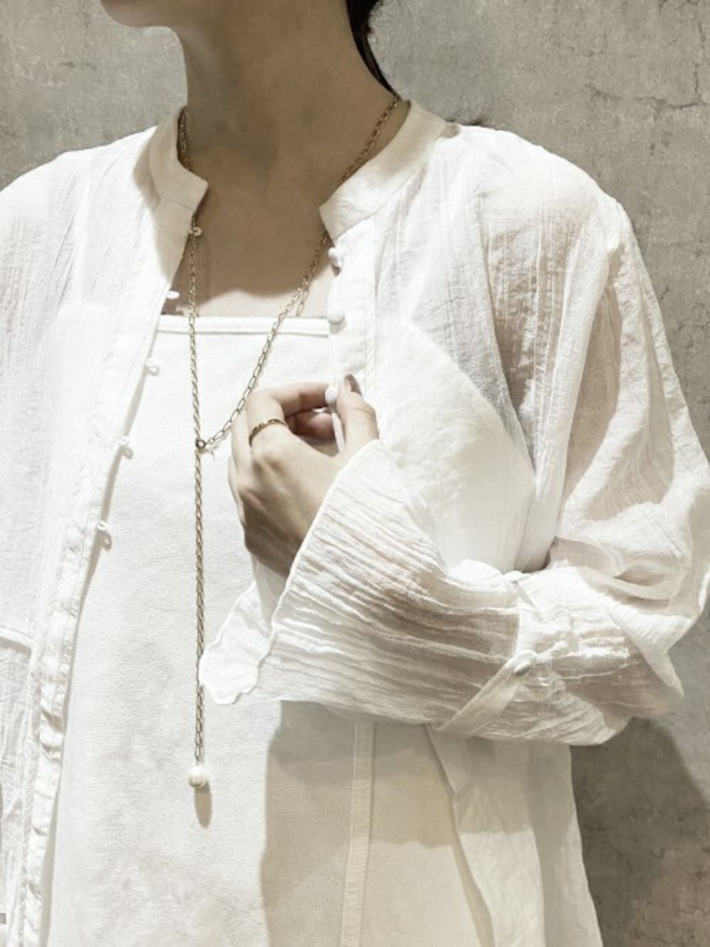 「ネックレス、リング、アクセサリー、夏コーデ、かっこいい、ジェンダーレス、and cloud、アンドクラウド」｜「and cloudのPearl Long Necklace（ネックレス、ゴールド系）」を使った、and cloudさん（レディース・160cm）の夏コーディネートの1枚目の写真