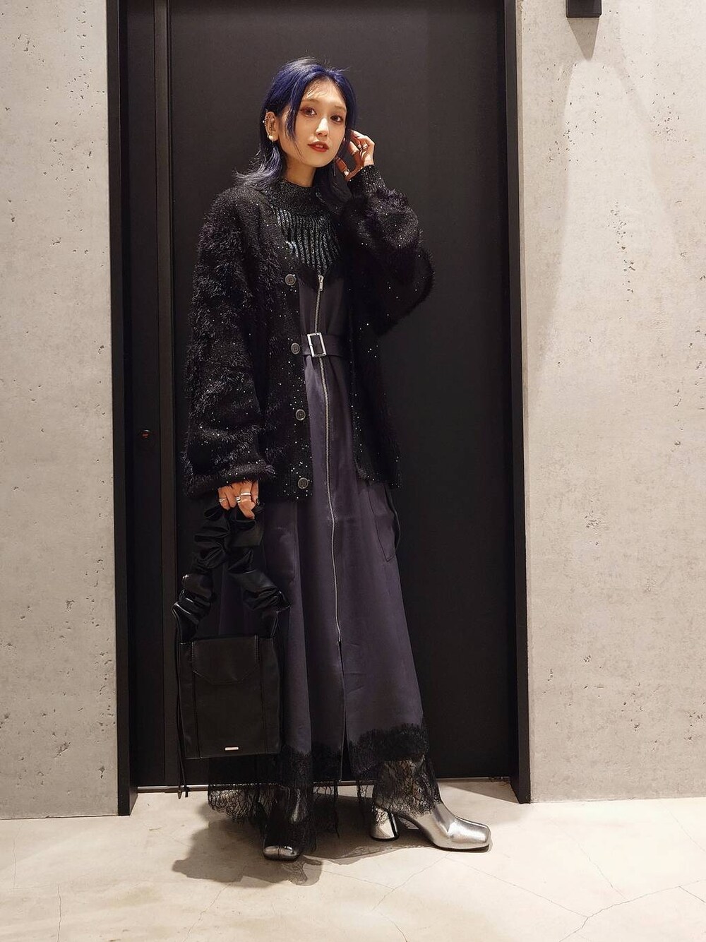 ブラック系のニット/セーター、シルバー系のブーツ、ブラック系のカーディガン/ボレロを着用したレディースの秋コーディネートの1枚目の写真