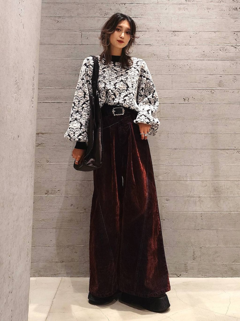 ブラック系のトートバッグ、ブラック系のチェスターコート、ブラック系のニット/セーターを着用したレディースの秋コーディネートの1枚目の写真