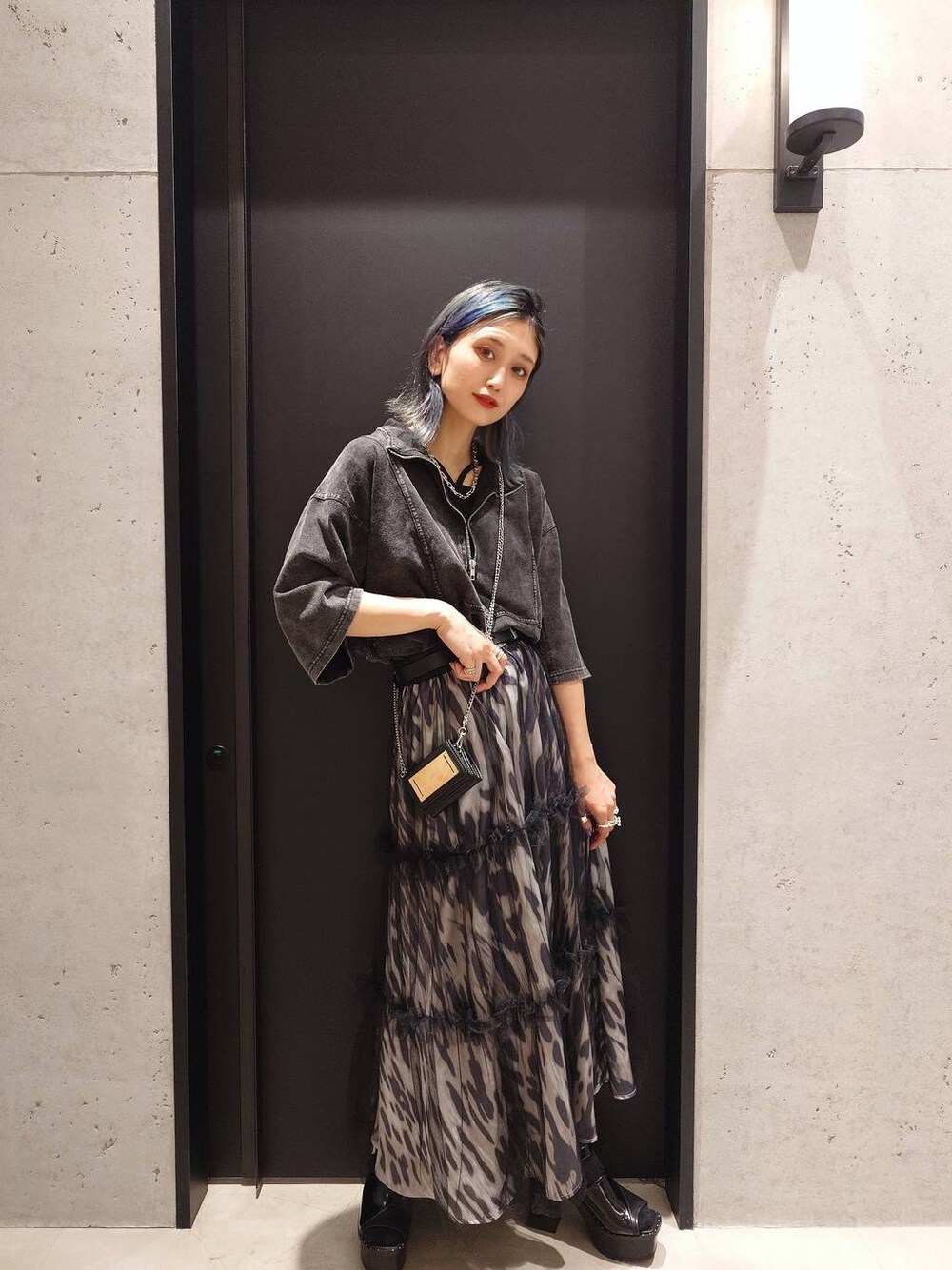 ブラック系のサンダル、ブラック系のタンクトップ、ブラック系のTシャツ/カットソーを着用したレディースの春コーディネートの1枚目の写真