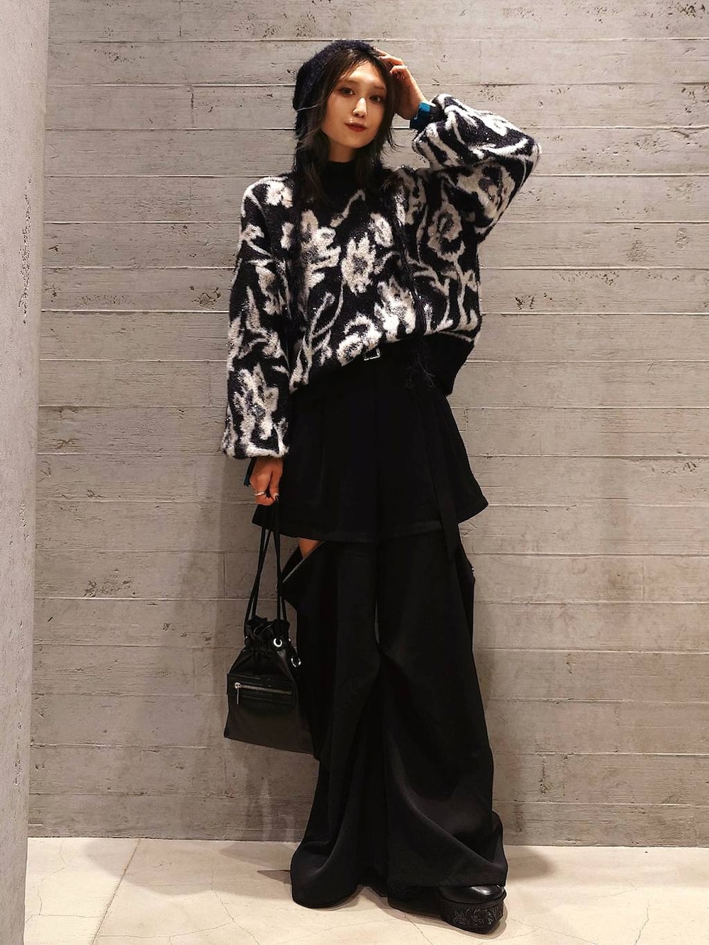 ブラック系のニット/セーター、ブラック系のカーディガン/ボレロ、ブラック系のカーゴパンツを着用したレディースの秋コーディネートの1枚目の写真