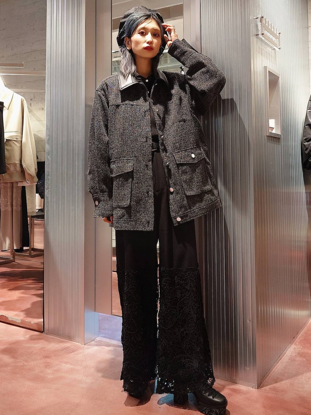 ブラック系のシャツ/ブラウス、ブラック系のパンプス、ブラック系のショルダーバッグを着用したレディースの冬コーディネートの1枚目の写真