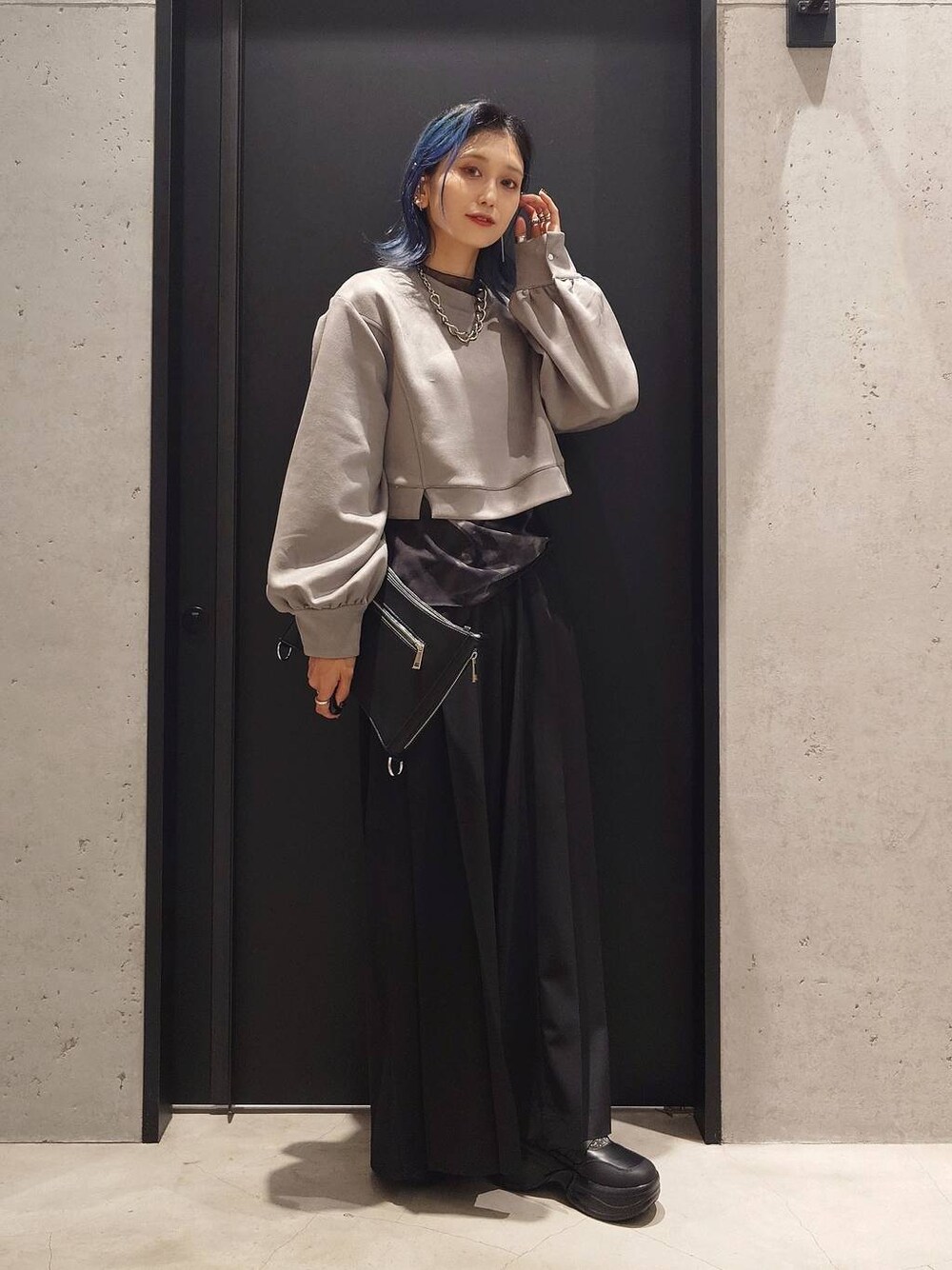 ブラック系のTシャツ/カットソー、シルバー系のブーツ、ブラック系のその他パンツを着用したレディースの秋コーディネートの1枚目の写真