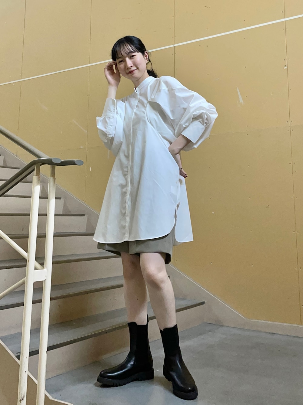 「ハーフパンツ、ビッグシルエット、モード、シャツスタイル、大人カジュアル、厚底シューズ、ワンピース、ボリューム袖、ブーツ、シンプル、お出かけコーデ、ootd、パンツ、淡色女子、大人かわいい」｜「RODE SKOの3.5センチタンクソールサイドゴアブーツ（ブーツ、ブラック系）」を使った、聖美さん（レディース・160cm）の夏コーディネートの1枚目の写真