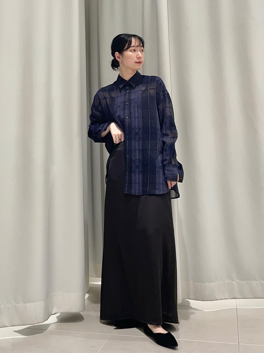 「タックイン、柄シャツ、モノトーン、モード、シャツスタイル、大人カジュアル、秋服準備はじめました、チェック、スカート、Aライン、休日コーデ、キレイめコーデ、お洒落さんとつながりたい、シャツ好き集まれ」｜「KBFのメッシュチェックBIGシャツ（シャツ/ブラウス、ブルー系）」を使った、聖美さん（レディース・160cm）の夏コーディネートの1枚目の写真