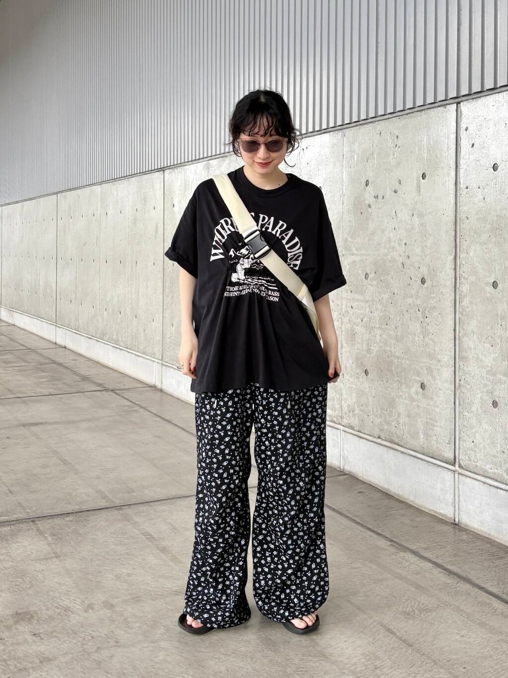 「Tシャツ、サングラス、オーバーサイズ、サンダル、KBF、アウトドア、ロゴT、パンツ、フラワープリント、夏コーデ、パンツスタイル、夏、newarrival、休日スタイル、フェスコーデ」｜「KBFのフラワープリントドロストパンツ（その他パンツ、ブラック系）」を使った、聖美さん（レディース・160cm）の夏コーディネートの1枚目の写真