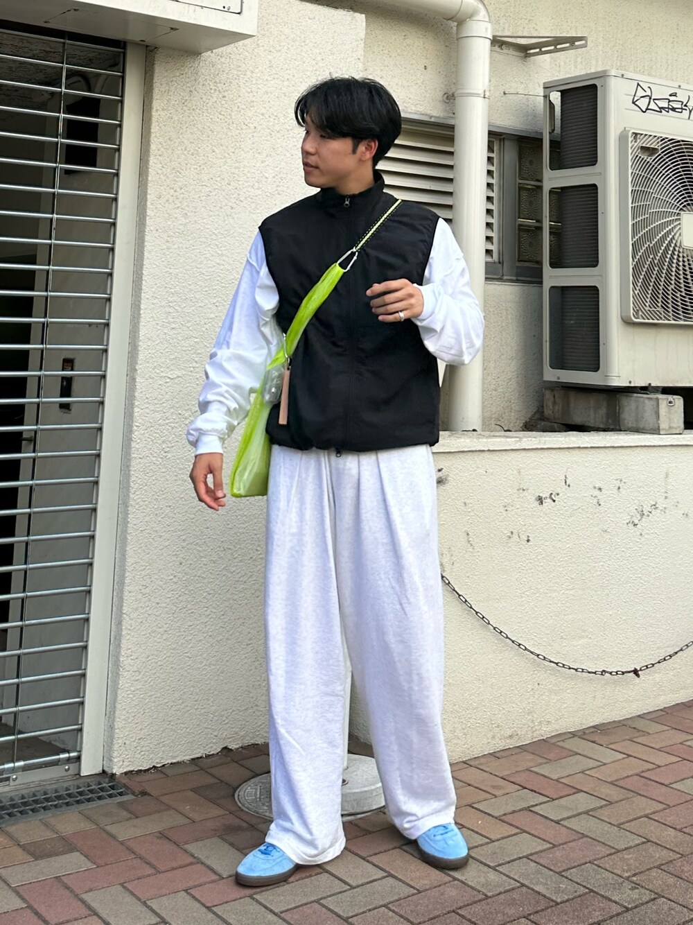 「スニーカー、ベスト、プチプラ、モノトーン、アツいコーデ全部見せ、ストリート、韓国ファッション、休日コーデ、シンプルコーデ、今日のコーデ、ootd、オトナカジュアル、着回しコーデ、Tシャツ」｜「CIAOPANIC TYPYの【ユニセックス】ドロストナイロンベスト(セットアップ対応)（ベスト、ブラック系）」を使った、のっち さん（メンズ・177cm）の夏コーディネートの1枚目の写真