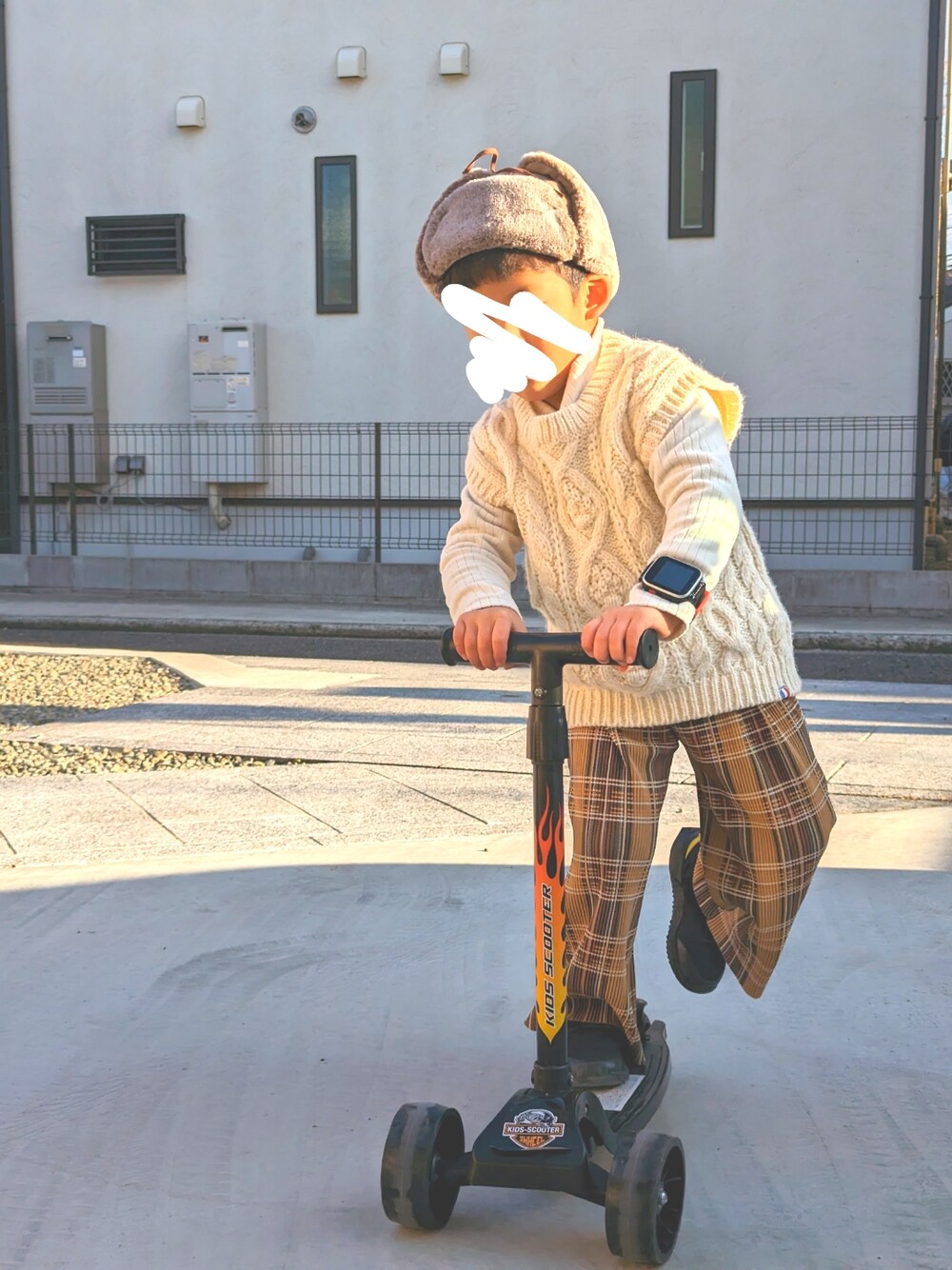 「冬コーデ、キッズ、むすこーで、今日のコーデ、男の子コーデ、おとこのこ、カジュアル、お洒落さんとつながりたい、プチプラ、3歳、プチプラコーデ、カジュアルコーデ」｜「Birthdayのアイテム（ベスト、ホワイト系）」を使った、ﾌﾞﾗｻﾞｰｽﾞさん（キッズ・100cm）の冬コーディネートの1枚目の写真