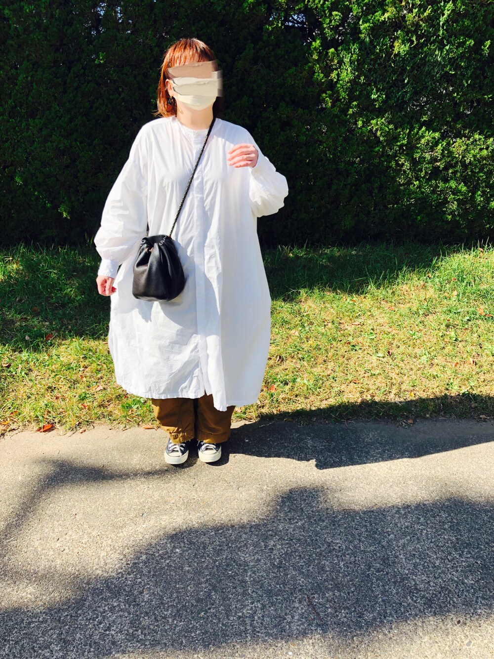 「秋服、楽チンコーデ、ロングワンピース、シャツワンピ、巾着バッグ、ヒザデルパンツ、ワイドパンツ、コンバース、ct70、めがね、低身長」｜「Brocanteの[Brocante / ブロカント] CM80タイプライター　シャンブルワンピース（シャツワンピース、ホワイト系）」を使った、YKP.さん（レディース・153cm）の秋コーディネートの1枚目の写真
