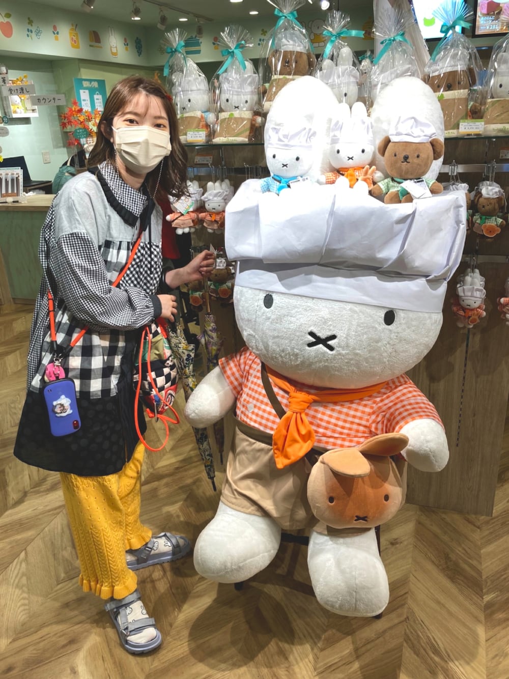 「チェック、カラーパンツ、ギンガムチェック、ニットパンツ、きれいめカジュアル、BEAMS BOY、ミニバッグ、オトナカジュアル、おしゃれさんと繋がりたい、ボリューム袖、秋服準備はじめました、スマホショルダー、秋トレンド2021」｜「FREAK'S STOREのYOSEMITE STRAP/ヨセミテストラップ YOSEMITE STRAP PRO 全機種対応（スマホグッズ、オレンジ系）」を使った、®️inaさん（レディース・160cm）の秋コーディネートの1枚目の写真