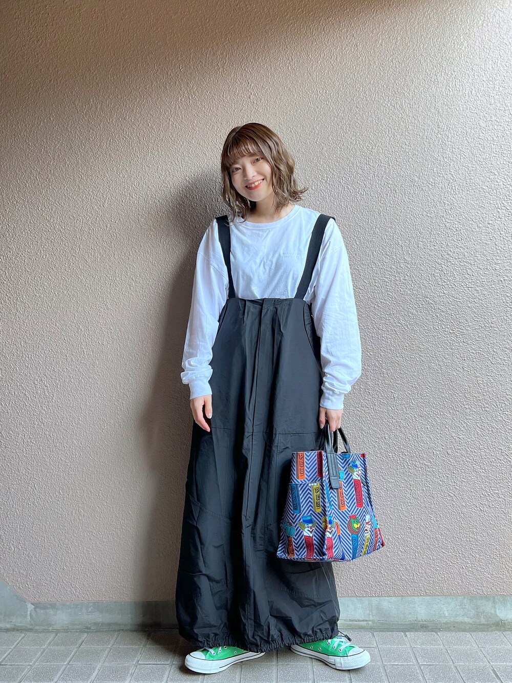 「ごきげんウィーク、Kastane、ロングスカート、ロンT、ワンピース、ジャンパースカート、converse、スニーカーコーデ、スニーカー女子、カジュアルコーデ、オトナカジュアル、おしゃれさんと繋がりたい、オーバーサイズ、ゆるコーデ」｜「ear PAPILLONNERの"PEZ（ペッツ）×ear" ミディアムトートバッグ　CIRCUS/サーカス（トートバッグ、ブルー系）」を使った、®️inaさん（レディース・159cm）の春コーディネートの1枚目の写真