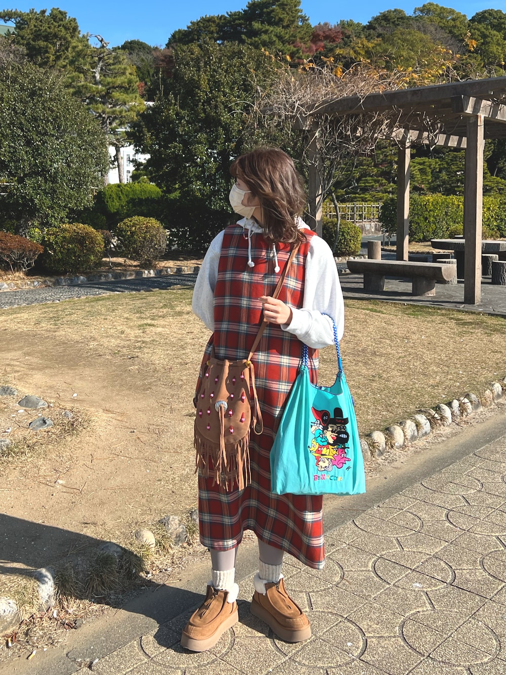 「チェック柄に恋してる、クリスマスに着たい服、BEAMS BOY、休日スタイル、大人カジュアル、ショートブーツ、UGG、パーカー、GU、レイヤードスタイル、ムートンブーツ、着回しコーデ、ロングワンピース、あったかコーデ、マイベストコーデ2021」｜「ballandchainのアイテム（バッグ、ブルー系）」を使った、®️inaさん（レディース・160cm）の冬コーディネートの1枚目の写真