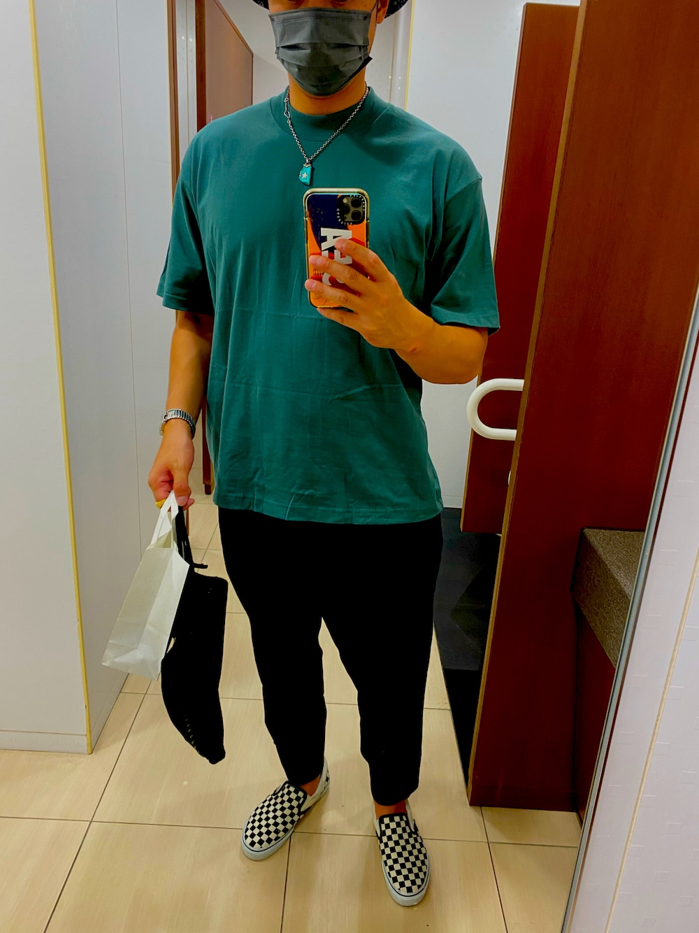「今日のコーデ、ヘインズTシャツ、BIOTOP、グリーンコーデ、VANS、シュプリーム supreme、トイレから失礼しやす、ラブアンドピース2021」｜「Dickiesの【ZOZOTOWN限定】【Dickies/ディッキーズ】TCツイルイージーパンツ　0410-7711（チノパンツ、ブラック系）」を使った、kjさん（メンズ・178cm）の秋コーディネートの1枚目の写真