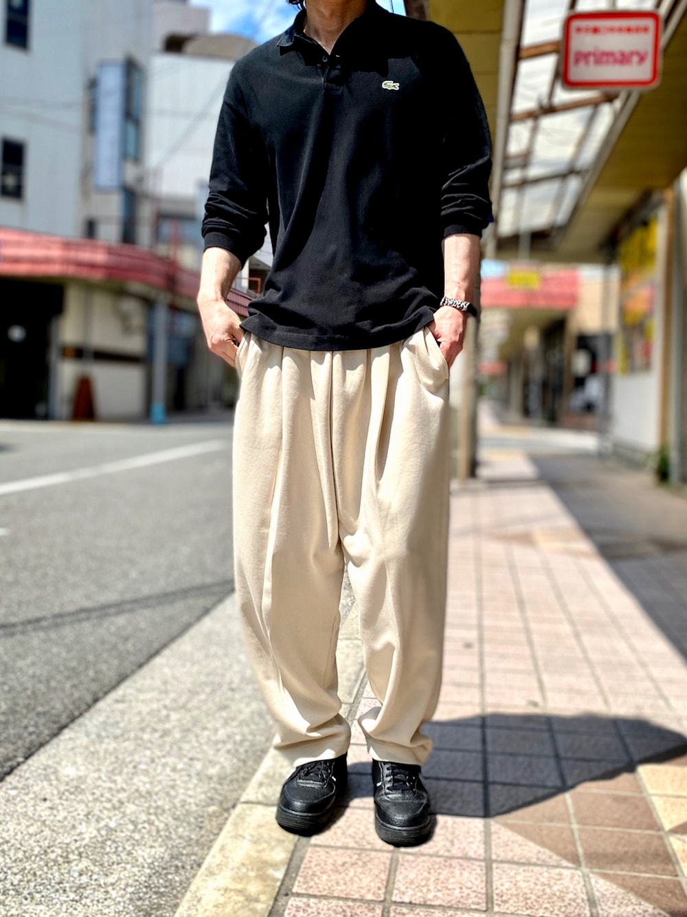 「LACOSTE、ポロシャツ、ポロシャツコーデ、長袖ポロシャツ、スウェットギャザーパンツ、スウェットパンツ、ユニクロユー、ユニクロU、UNIQLO U、白パンツ、モノトーンコーデ、エアフォースワン、airforce1、ラコステ、ラコステ(LACOSTE)」｜「LACOSTEの【別注】 ＜LACOSTE（ラコステ）＞ WIDE LONG SLEEVE POLOSHIRTS/ポロシャツ ◆（ポロシャツ、ブラック系）」を使った、KEITA(ΦωΦ)さん（メンズ・182cm）の夏コーディネートの1枚目の写真