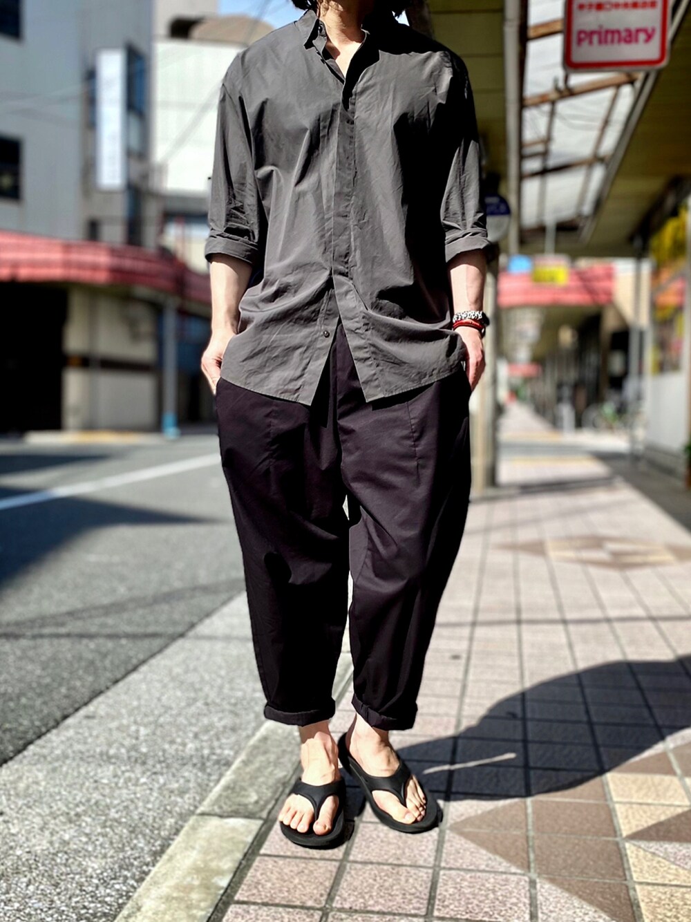 「UNIQLO、GU、ユニクロ、ワイドパンツ、バルーンパンツ、モード、ミリタリーシャツ、シンプルコーデ、カーキシャツ、+J、plusj、UNIQLO+J、プラスJ、oofos、バルーンアンクルパンツ」｜「UNIQLOのスーピマコットンレギュラーフィットシャツ(長袖)（シャツ/ブラウス、グリーン系）」を使った、KEITA(ΦωΦ)さん（メンズ・182cm）の秋コーディネートの1枚目の写真