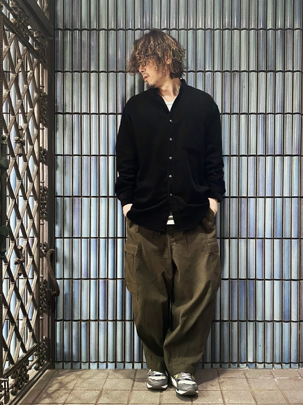 「UNIQLO U、UNIQLOU、ユニクロユー、ユニクロU、春のNewスタイル、コーデュロイシャツ、黒シャツ、カーゴパンツ、カーゴパンツコーデ、ミリタリーコーデ、ヒザデルパンツ、ワイドパンツ、スタンドカラーシャツ、バンドカラーシャツ、シンプルコーデ」｜「UNIQLOのコーデュロイワイドフィットスタンドカラーシャツ（シャツ/ブラウス、ブラック系）」を使った、KEITA(ΦωΦ)さん（メンズ・182cm）の春コーディネートの1枚目の写真