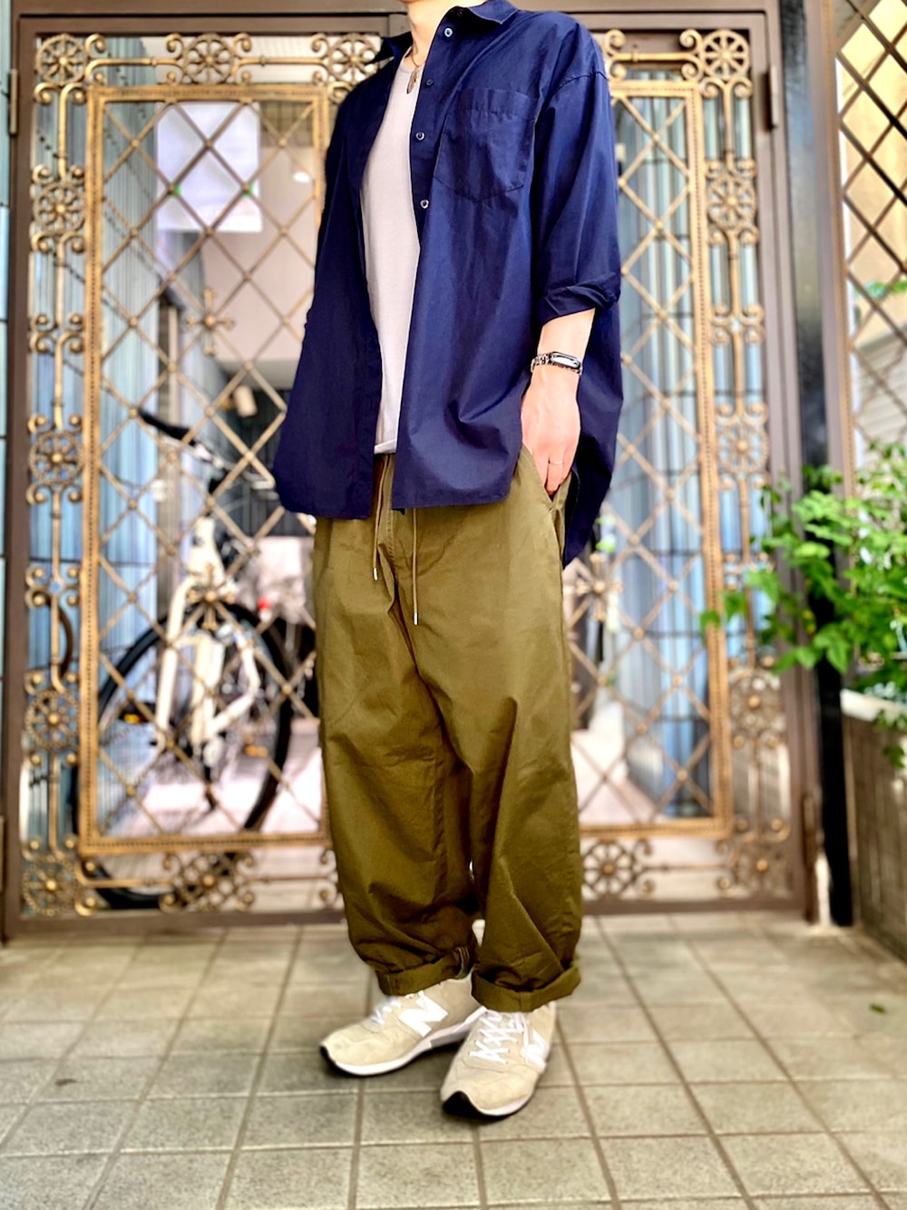 「+J、プラスJ、ジョンブル、ジョンブル　プライベート　ラボ(Johnbull Private labo)、バルーンパンツ、カーゴパンツ、カーゴパンツコーデ、ラウンドパンツ、ユニクロ+J、スーピマコットンリラックスフィットクルーT、オーバーサイズシャツ、サーカスパンツ、996、ニューバランス996、ミリタリーコーデ」｜「UNIQLOのエクストラファインコットンオーバーサイズロングシャツ（長袖）（シャツ/ブラウス、ブルー系）」を使った、KEITA(ΦωΦ)さん（メンズ・182cm）の春コーディネートの1枚目の写真