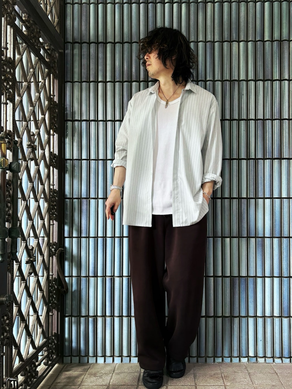 「白シャツ、柄シャツ、シャツスタイル、ワイドパンツ、CTHY、UNIQLOC、ユニクロシー、ユニクロC、スウェットワイドパンツ、ストライプシャツ、きれいめカジュアル、大人カジュアル、ブラウンパンツ、スウェットパンツ、スウェット」｜「CTHYのマルチストライプ比翼オーバーサイズシャツ（シャツ/ブラウス、グレー系）」を使った、KEITA(ΦωΦ)さん（メンズ・182cm）の春コーディネートの1枚目の写真