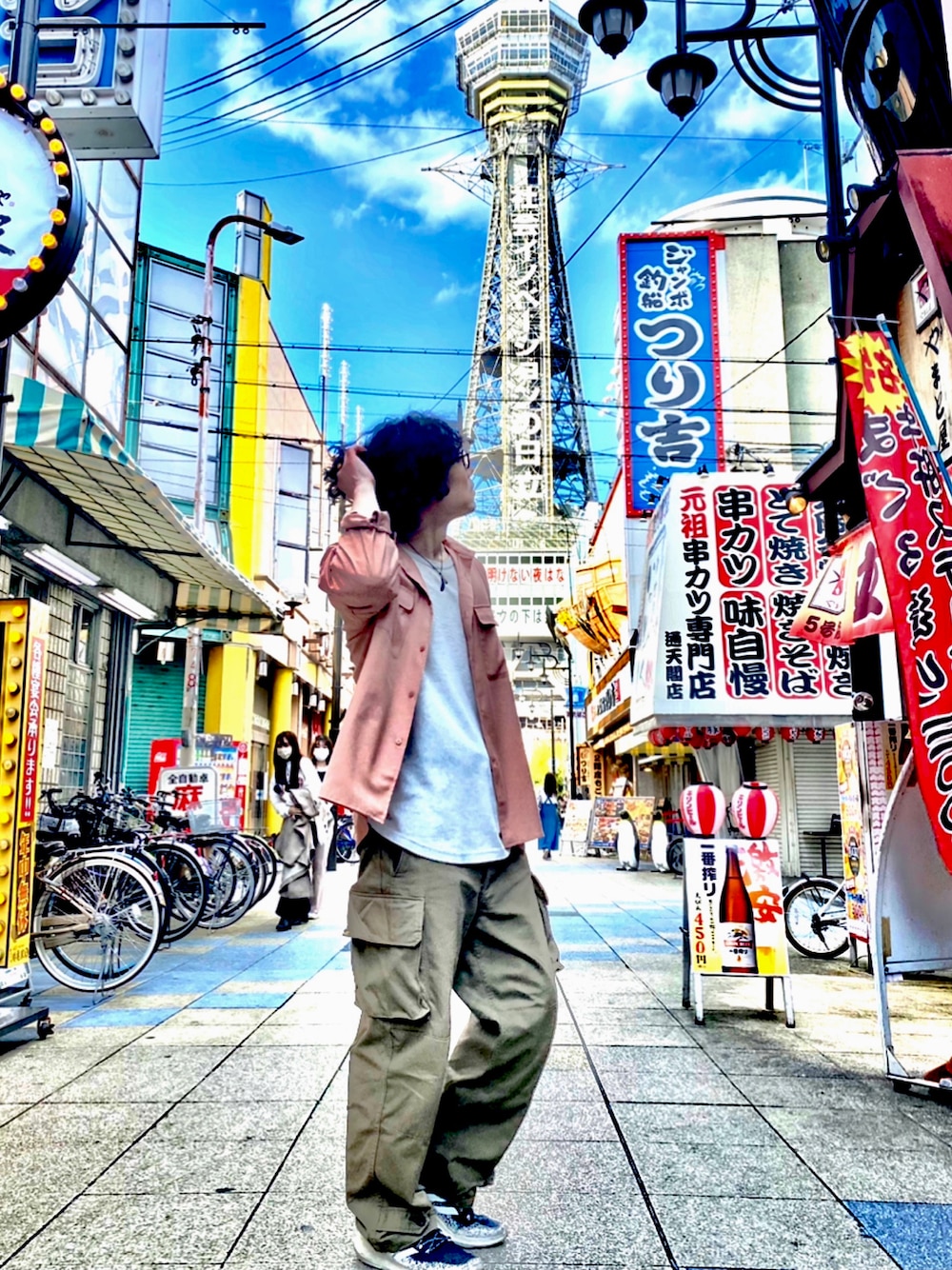 ピンク系のシャツ/ブラウス、ベージュ系のTシャツ/カットソー、グリーン系のカーゴパンツを着用したメンズの春コーディネートの1枚目の写真