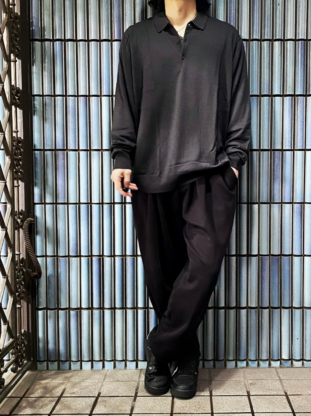「UNIQLO、上下UNIQLO、エクストラファインメリノ、ニットポロ、スウェットパンツ、スウェットギャザーパンツ、エアフォースワン、エアフォース1、モノトーンコーデ、オーバーサイズポロシャツ、ポロシャツ、ユニクロコーデ、ユニクロユー、ユニクロU、UNIQLO U」｜「UNIQLOのエクストラファインメリノニットポロシャツ(長袖)（ポロシャツ、グレー系）」を使った、KEITA(ΦωΦ)さん（メンズ・182cm）の冬コーディネートの1枚目の写真