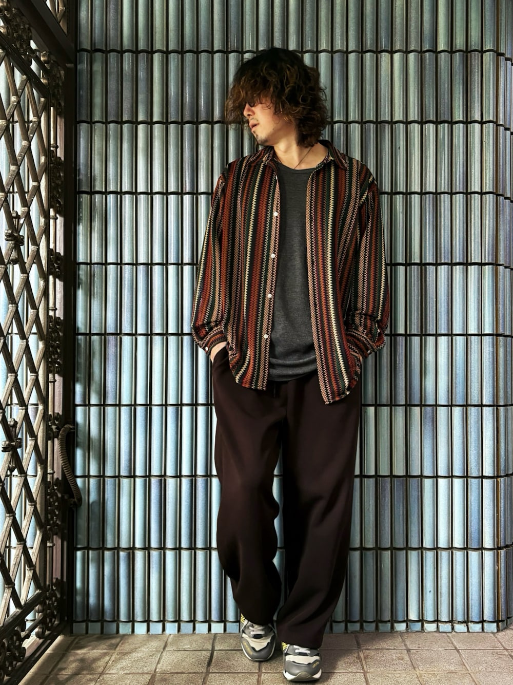 「最近のいい感じコーデ、柄シャツ、ストライプシャツ、LUCY、WEGO、WEGOコーデ、UNIQLOC、ユニクロC、ユニクロシー、スウェットワイドパンツ、スウェットパンツ、ブラウンコーデ、古着MIX、古着コーデ、シンプルコーデ」｜「LUCYのLUCY/ストライプメッシュBIGシャツ（シャツ/ブラウス、その他）」を使った、KEITA(ΦωΦ)さん（メンズ・182cm）の秋コーディネートの1枚目の写真