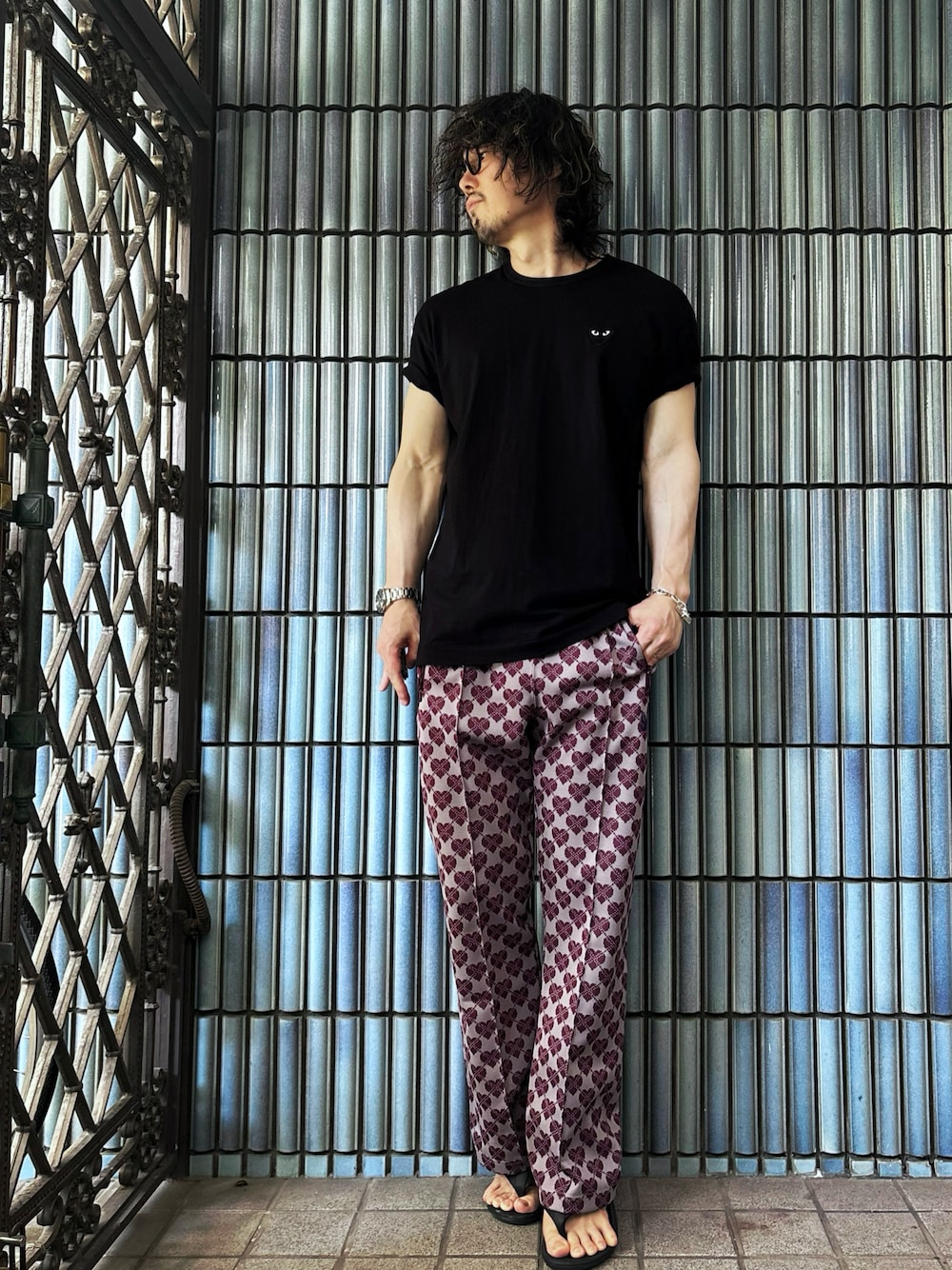 ブラック系のサンダル、ブラック系のTシャツ/カットソー、ピンク系のその他パンツを着用したメンズの秋コーディネートの1枚目の写真
