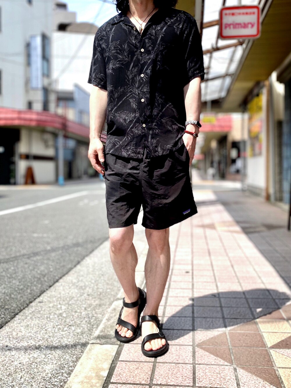 「パタゴニア、patagonia、バギーズショーツ、バギーズロング、JIGGYS SHOP、ジギーズショップ(JIGGYS SHOP)、teva、ハーフパンツ、ショートパンツ、ショーツ、オールブラック、ブラックコーデ、ワントーンコーデ、アロハシャツ、オープンカラーシャツ」｜「jiggys shopのアロハシャツ（シャツ/ブラウス、その他）」を使った、KEITA(ΦωΦ)さん（メンズ・182cm）の夏コーディネートの1枚目の写真
